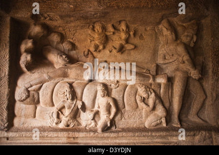 Les détails de la sculpture du seigneur Vishnu couchée sur son canapé à Mahishasuramardhini serpent Mandapam, Mahabalipuram, Tamil Nadu, Inde Banque D'Images