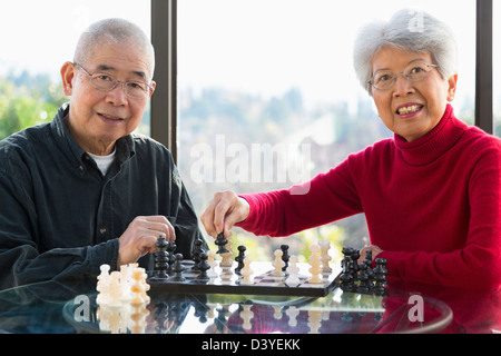 Couple jouant aux échecs chinois Banque D'Images