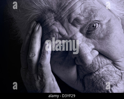 VIEILLE DAME HIVER CARBURANT PAIEMENT FACTURES D'ÉNERGIE VIEUX SEUL SENIOR RIDES TRISTES FACE Pensive Stark démence hôpital à domicile dépression soins du visage âgés Banque D'Images