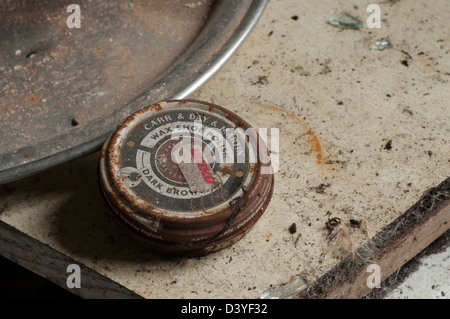 Old rusty tin cirage maison abandonnée à l'abandon en cours de cuisine au bac en étain sur plan poussiéreux de verre brisé Banque D'Images