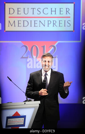 Baden-Baden, Allemagne. 26 février 2013. L'acteur américain George Clooney parle allemand après avoir reçu le Prix des médias 2012 à la cérémonie de remise des prix avec Karlheinz Koegel de commandes média à Baden-Baden, Allemagne, 26 février 2013. Photo : Uli Deck/dpa/Alamy Live News Banque D'Images
