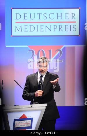 Baden-Baden, Allemagne. 26 février 2013. L'acteur américain George Clooney parle allemand après avoir reçu le Prix des médias 2012 à la cérémonie de remise des prix avec Karlheinz Koegel de commandes média à Baden-Baden, Allemagne, 26 février 2013. Photo : Uli Deck/dpa/Alamy Live News Banque D'Images