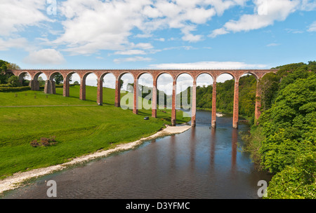 L'Ecosse, Scottish Borders, Leaderfoot viaduc ferroviaire sur la rivière Tweed, ouvert 1863 Banque D'Images