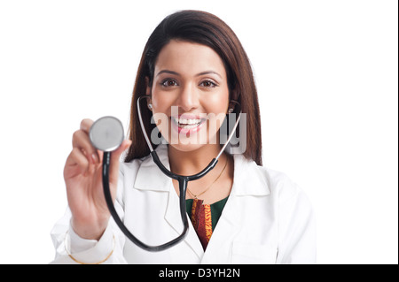 Portrait d'une femme médecin montrant un stéthoscope Banque D'Images