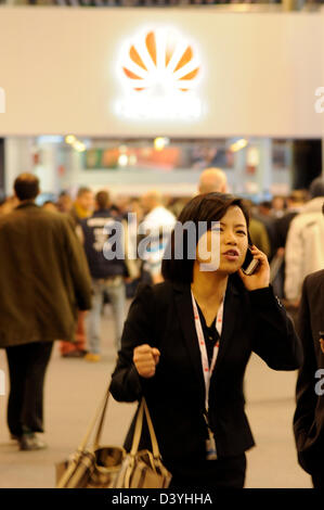 Barcelone, Espagne. 26 février 2013. Une femme orientale utilise son smartphone lors du Mobile World Congress 2013 de Barcelone. foto : Rosmi Duaso/Alamy Live News Banque D'Images