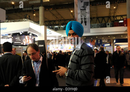 Barcelone, Espagne. 26 février 2013. Les visiteurs avec le smartphone au Mobile World Congress 2013 de Barcelone. 260213. foto : Rosmi Duaso/Alamy Live News Banque D'Images