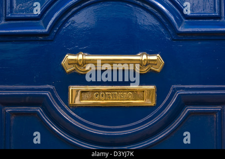 Poignée de porte en laiton et d'une lettre fort sur une porte bleue à Lisbonne, Portugal Banque D'Images