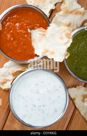 Chutney de menthe, menthe yaourts et épicé du poivre dip. Blanc, vert et rouge. Banque D'Images