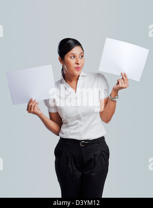 Businesswoman showing blank des pancartes Banque D'Images