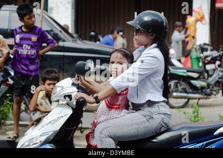 Mère et fille en scooter à Ketapang, Kalimantan Ouest Banque D'Images