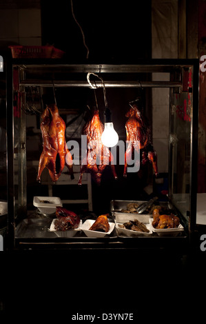 Poulets rôtis suspendu à un Shanghai street market stall Banque D'Images