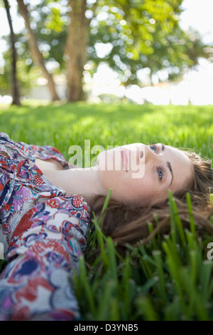 Woman Lying on Grass, Miami Beach, Florida, USA Banque D'Images