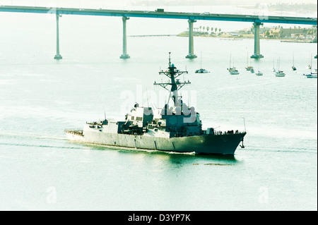 US Navy Vol en classe Arleigh Burke destroyer USS 91 IVI Penant Pinckney entrant dans l'orifice à San Diego California USA Banque D'Images