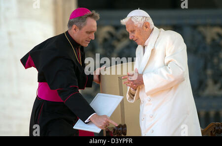 Rome, Italie. 27 février 2013. Le pape Benoît XVI se trouve à côté de son secrétaire particulier Georg Gaenswein après sa dernière audience générale hebdomadaire le mercredi de ses fonctions à la place Saint Pierre, Vatican, 27 février 2013. À 20h heure locale 28 Feb il va officiellement démissionner et désormais connue sous le nom de pape émérite. Photo : MICHAEL KAPPELER/dpa/Alamy Live News Banque D'Images