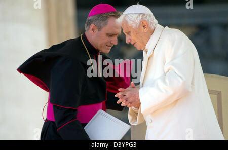 Rome, Italie. 27 février 2013. Le pape Benoît XVI se trouve à côté de son secrétaire particulier Georg Gaenswein durant sa dernière audience générale hebdomadaire le mercredi de ses fonctions à la place Saint Pierre, Vatican, 27 février 2013. À 20h heure locale 28 Feb il va officiellement démissionner et désormais connue sous le nom de pape émérite. Photo : MICHAEL KAPPELER/dpa/Alamy Live News Banque D'Images