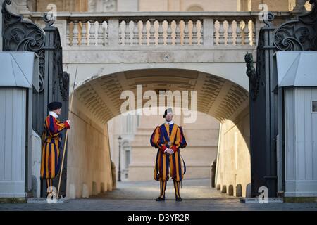 Un membre de la Garde Suisse monte la garde à la porte de la Cité du Vatican à Rome, Italie, 26 février 2013. Photo : Bernd von Jutrczenka Banque D'Images