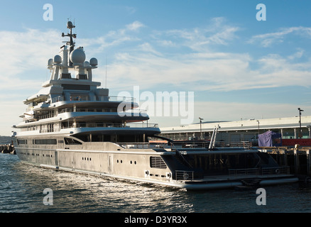 Yacht à moteur La Luna à quai dans le port à San Diego Californie United States America USA Banque D'Images