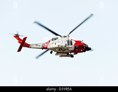 US Coast Guard hélicoptère Sikorsky HH-60J 6041 en patrouille sur San Diego California United States America USA Banque D'Images