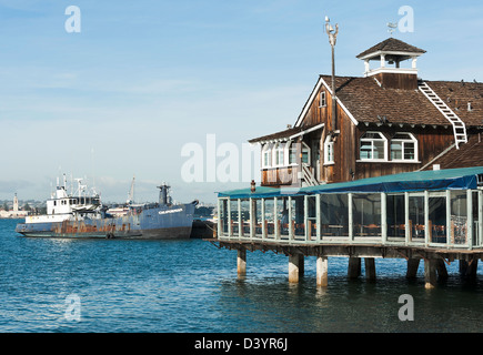 La jetée d'un café et restaurant à Seaport Village Harbour Area San Diego California United States America USA Banque D'Images
