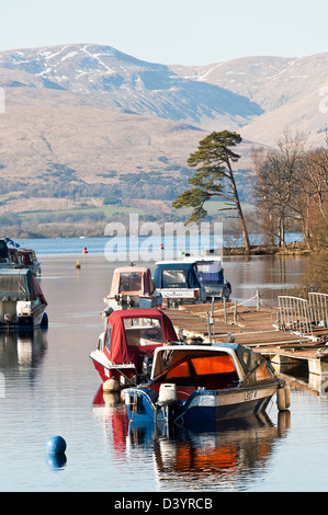 Les bateaux de plaisance et bateaux amarrés sur la rivière Leven Loch Lomond Dumbartonshire à Balloch Ecosse Royaume-Uni UK Banque D'Images