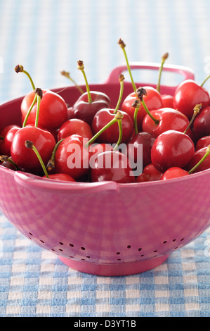 Close-up of Cherries in Colander Banque D'Images