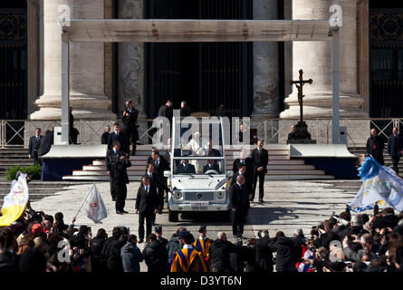 Rome, Italie. 27 février 2013 Le Pape Benoît XVI salue la foule comme il s'écarte de la Place Saint Pierre au Vatican. Credit : Nelson Pereira/Alamy Live News Banque D'Images