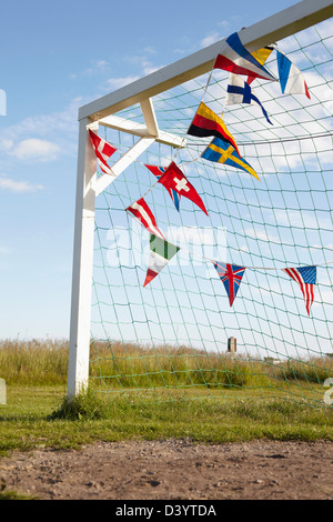 Soccer Net et poignée de drapeaux, Lysekil, Vastra Sweden County, Bohuslaen, Sweden Banque D'Images