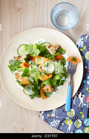 Salade de poulet au yogourt Banque D'Images