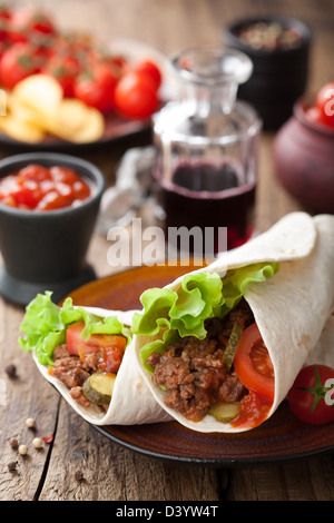 Tortillas avec de la viande et des légumes Banque D'Images