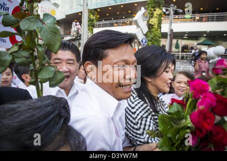 Bangkok, Thaïlande. 27 février 2013. Pol Gen PONGSAPAT PONGCHAREON (à gauche) et YINGLUCK Shinawatra, Premier Ministre de la Thaïlande, pousser par la foule alors qu'ils campagne pour l'élection de Pongsapat gouverneur de Bangkok. Pongsapat Pongcharoen général de police (à la retraite), un ancien sous-chef de la police nationale qui a également servi en tant que secrétaire général de l'organe de contrôle des stupéfiants est le candidat du Parti Pheu Thai dans la prochaine élection du gouverneur de Bangkok. (Il a démissionné de la police pour s'exécuter pour gouverneur.) Crédit : ZUMA Press, Inc. / Alamy Live News Banque D'Images