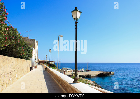 En front de rue en Italie l'île de Levanzo ligne ligne lampes horizon de mer Banque D'Images