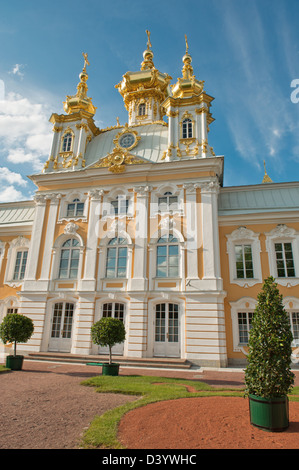 Beau Grand Palace dans le parc de Peterhof Banque D'Images