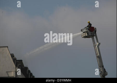 Londres, Royaume-Uni, 27 février 2013, les pompiers but flexibles à blaze à Bayswater hotel. Station Manager Nick Comery, qui était sur les lieux, a déclaré : "Les pompiers ont travaillé dur et a bien s'attaquer à un défi et bien développé le feu. Quinze personnes s'est échappé de l'immeuble avant l'arrivée des équipages et heureusement personne n'a été blessé. Notre équipe d'enquête d'incendie est maintenant de déterminer ce qui a causé l'incendie." Crédit : martyn wheatley / Alamy Live News Banque D'Images