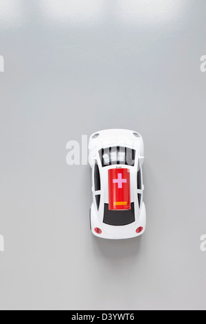 Petite voiture avec batterie en haut Banque D'Images