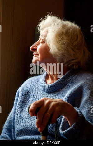 Portrait de profil de la vieille femme en souriant. Voir de très près. Banque D'Images