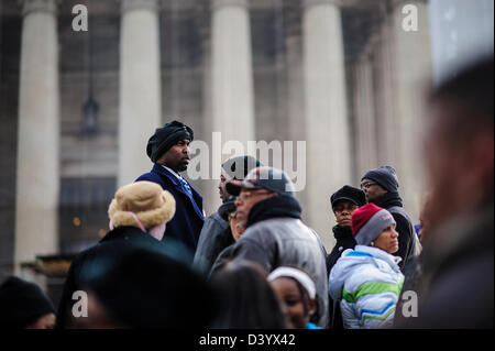 Washington DC, USA. 27 février 2013.Les partisans de la Loi sur le droit de vote 1964 recueillir sur les marches de la Cour suprême des États-Unis que la Cour se prépare à entendre le cas de comté de Shelby c. titulaire, ce qui remet en question l'une des dispositions clés de la loi. (Crédit Image : Crédit : Pete Marovich/ZUMAPRESS.com/Alamy Live News) Banque D'Images