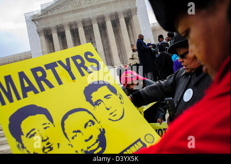 Washington DC, USA. 27 février 2013.Les partisans de la Loi sur le droit de vote 1964 recueillir sur les marches de la Cour suprême des États-Unis que la Cour se prépare à entendre le cas de comté de Shelby c. titulaire, ce qui remet en question l'une des dispositions clés de la loi. (Crédit Image : Crédit : Pete Marovich/ZUMAPRESS.com/Alamy Live News) Banque D'Images