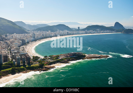 Vue aérienne de la plage de Copacabana, Pain de Sucre, Rio de Janeiro, Brésil Banque D'Images