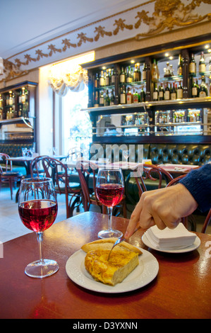 La main de l'homme ayant l'omelette espagnole. Madrid, Espagne. Banque D'Images