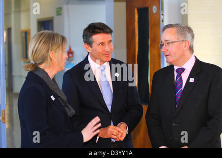 Glasgow, Royaume-Uni. 27 février 2013. Seb Coe visites Shawlands Academy Glasgow pour soutenir la candidature de Glasgow 2018 Jeux Olympiques de la Jeunesse (JOJ) dans le cadre de Londres 2012 legacy. L-R Shona Robison Ministre du gouvernement écossais pour le Sport et du Commonwealth, Sebastian Coe, le conseiller Gordon Matheson Chef de la ville de Glasgow : Crédit ALAN OLIVER / Alamy Live News Banque D'Images