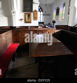 Un moment silencieux dans une cabine de musiciens en boîte, All Saints' Church, Weston, Yorkshire, Angleterre Banque D'Images