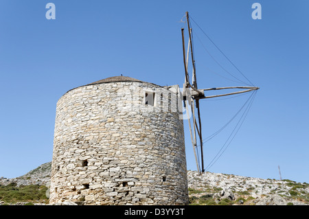 Naxos. Cyclades. La Grèce. Un vieux moulin à vent traditionnels trouvés dans l'intérieur de l'île de Naxos. Banque D'Images