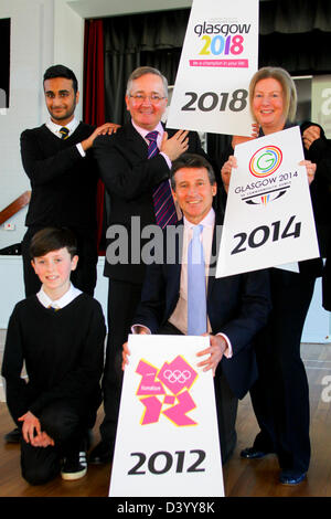 Glasgow, Royaume-Uni. 27 février 2013. Seb Coe visites Shawlands Academy Glasgow pour soutenir la candidature de Glasgow 2018 Jeux Olympiques de la Jeunesse (JOJ) dans le cadre de Londres 2012 legacy. L-R les élèves de l'Académie, le conseiller Gordon Matheson Chef de la ville de Glasgow Sebastian Coe, Shona Robison Ministre du gouvernement écossais pour le Sport et du Commonwealth, le Crédit : ALAN OLIVER / Alamy Live News Banque D'Images