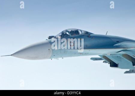 Un chasseur russe Su-27 escorte un avion détourné simulé au cours d'un exercice de formation conjointe avec les forces américaines le 9 août 2011 sur le roulement de la mer. Les combattants russes ont suivi et surveillé l'avion pendant qu'il était dans l'espace aérien russe, le remettant à nous chasseurs F-15 de la base aérienne Elmendorf, en Alaska, lorsqu'il est passé de l'espace aérien américain. Banque D'Images