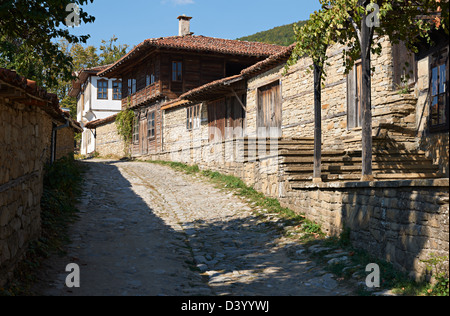 Rue d'été à Zheravna village Renaissance bulgare avec les maisons en bois et en pierre de la rue pavée Banque D'Images