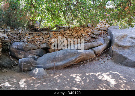 Naxos. Cyclades. La Grèce. Le Kouros de Flerio pond abandonné dans un jardin dans les carrières de marbre ancien de Melanes valley Banque D'Images