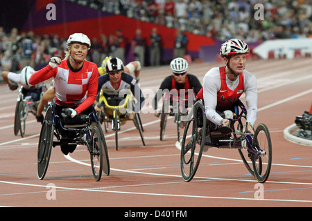 Edith Wolf de la Suisse (à gauche) reçoit de l'argent et Tatyana McFadden des USA (à droite) reçoit l'or au 1500m femmes - T54 Banque D'Images