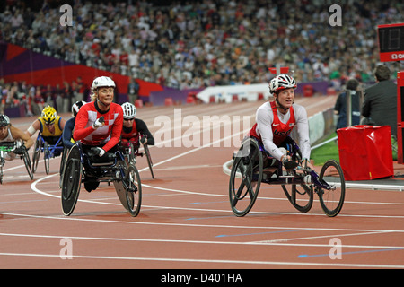 Edith Wolf de la Suisse (à gauche) reçoit de l'argent et Tatyana McFadden des USA (à droite) reçoit l'or au 1500m femmes - T54 Banque D'Images