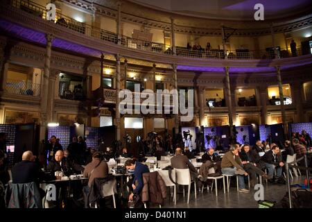 Rome, Italie. 26 Février 2013 Les journalistes et les partisans de la PD attendre les résultats finals des élections italiennes. Banque D'Images