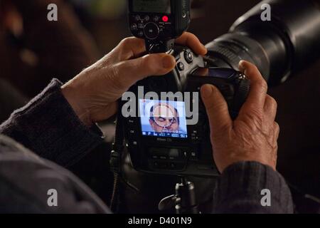 Rome, Italie. 26 février 2013 le Partito Democratico partie principal candidat est Pier Luigi Bersani peut être vu sur un écran d'un photographe. Banque D'Images